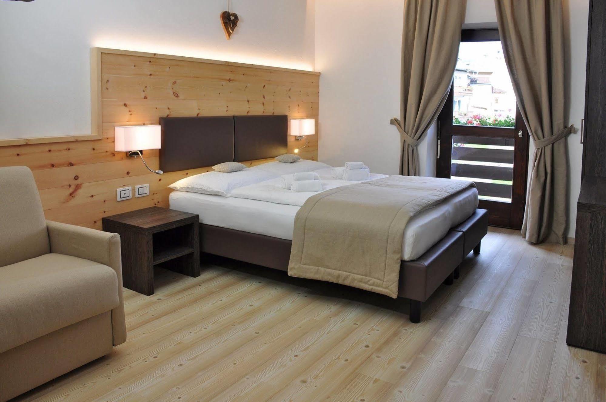 Hotel Alla Rocca Varena Extérieur photo