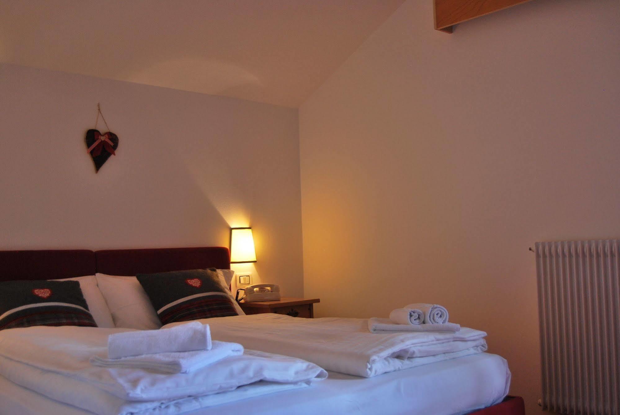 Hotel Alla Rocca Varena Extérieur photo